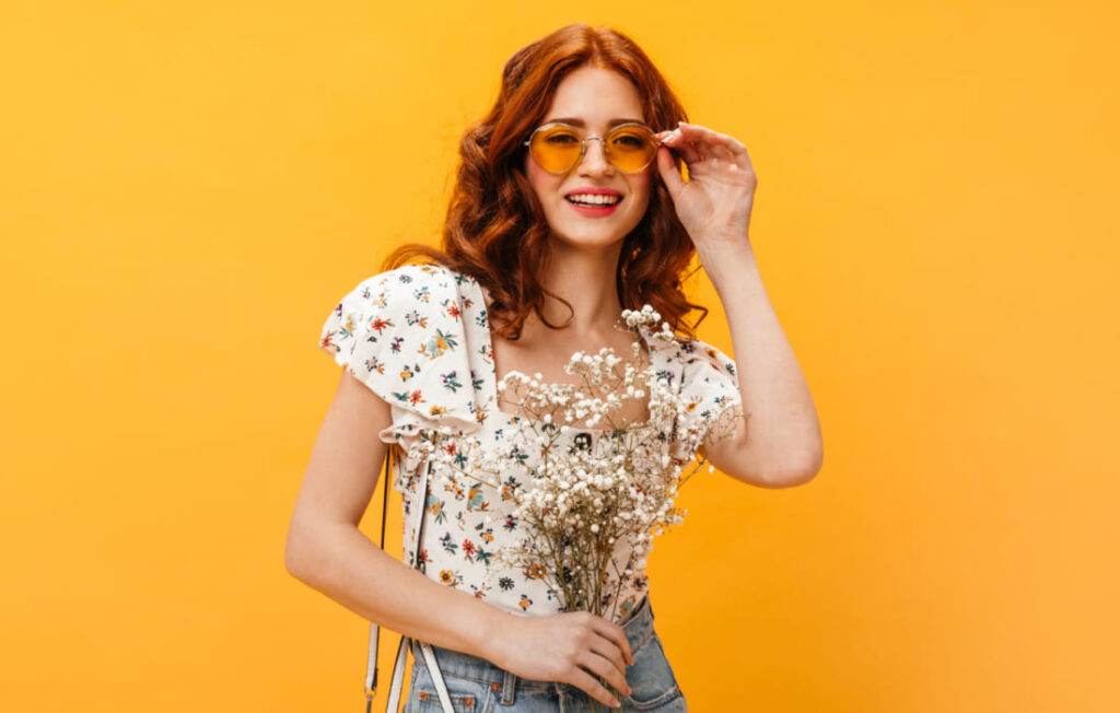 What are the must-have accessories for a chic look?